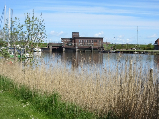 Wir nähern uns Schleuse und Schöpfwerk Harlesiel.