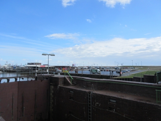 Die Hafenausfahrt mit den riesigen Parkplätzen (auch für Wangerooge-Urlauber)
