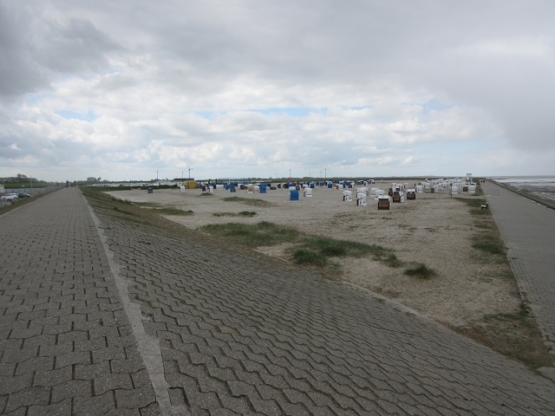 Überblick über den noch menschenleeren Strand.