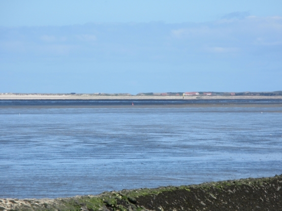 Hinter dem Watt liegt die Insel.