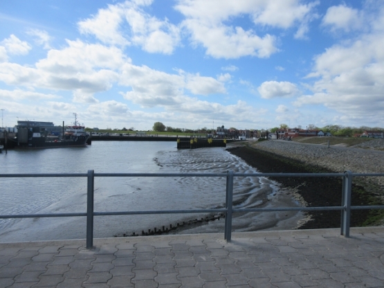 Ebbe (Niedrigwasser) im Hafen