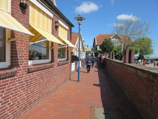 Hafenpromenade mit Aussicht
