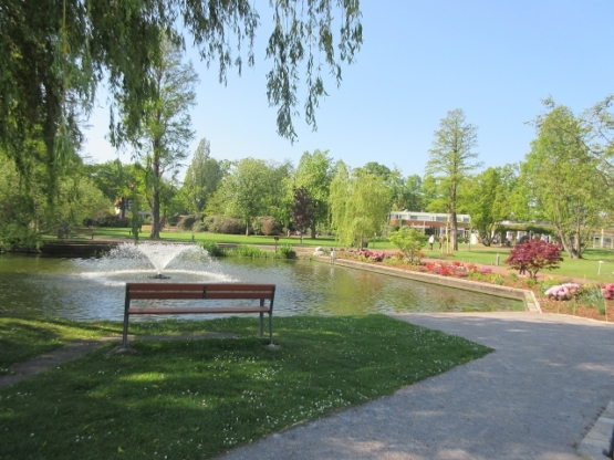 Vorbei am Springbrunnen zum Kurhaus