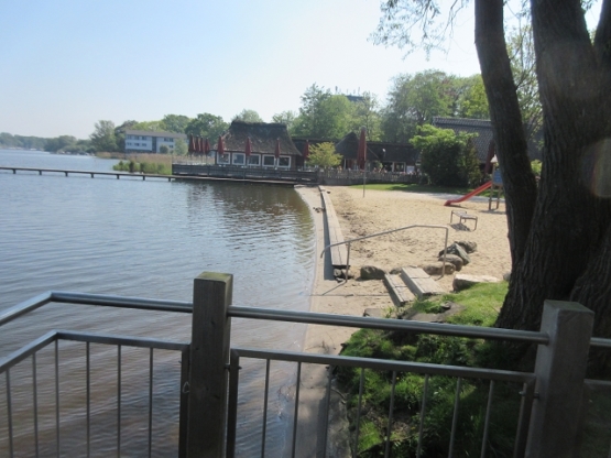 Sandstrand mit Spielplatz