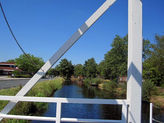 Auf der Klappbrücke Ostgrossefehn