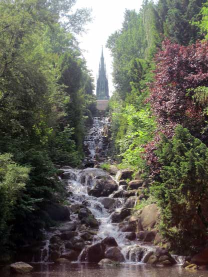 Wasserfall mit Freiheitsdenkmal