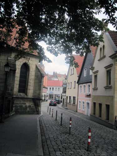 Spitalkirche direkt hinter der Brücke