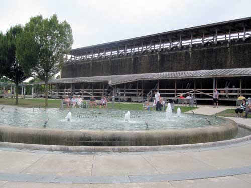 Wechselnder Springbrunnen vor dem Gradierwerk