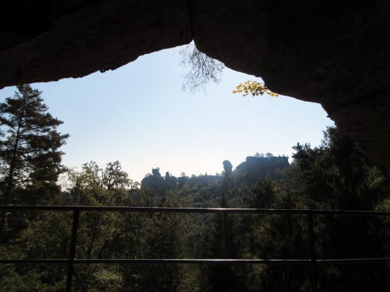 Lämmerfelsen - Ausblick durch den Büttelfelsen