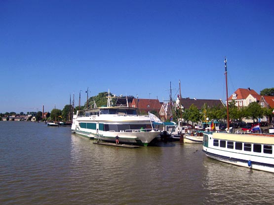 Ausflugsschiffe in Leerer Hafen