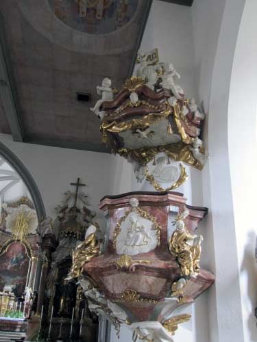 Kanzel und Baldachin der Kirche Mariä Himmelfahrt