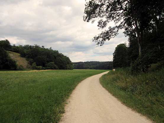 Das breite Tal dewr Lone, rechts ab der Pfad zu den Höhlen