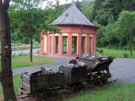 Loren mit Vulkangestein