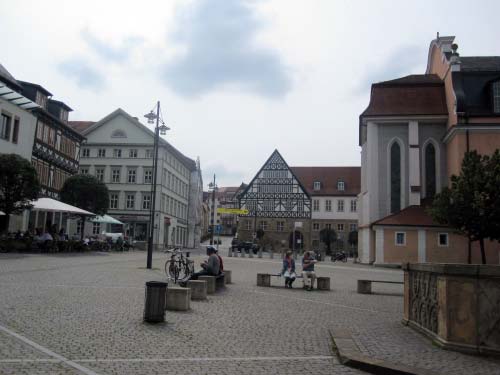 Marktplatz - Straßencafés und Sitzbänke
