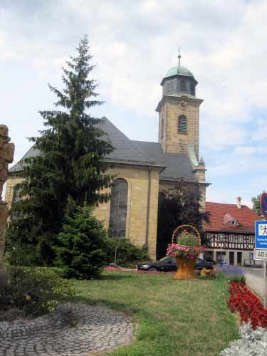 Park mit Korb vor der Kirche