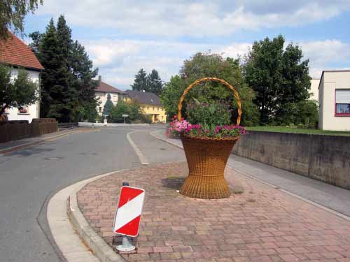 Der erste Korb steht mitten auf der Straße