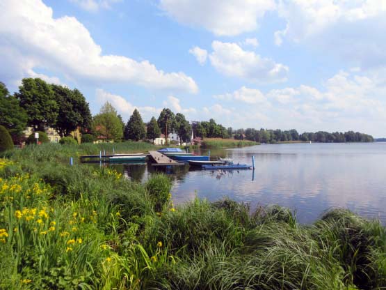 Kleiner Bootshafen am See