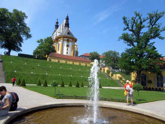 Blick vom Springbrunnen auf die Terrassen zur Kirche