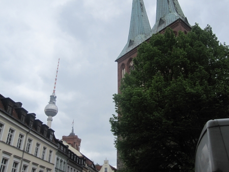 Nikolaikirche mit Fernsehturm