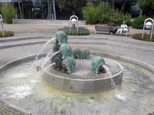 Aparter Brunnen vor der Obermain-Therme