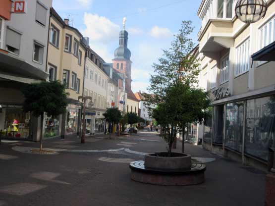 Ein herrliches Fußgängerparadies mit Bäumen