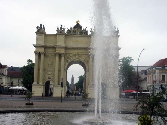 Tor mit Brunnen und hinten St.-Peter-und-Paul