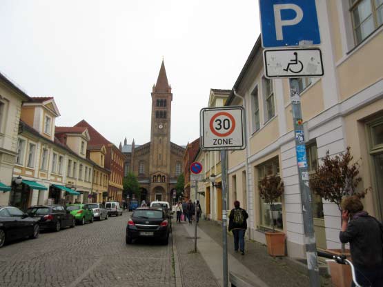 Brandenburger Straße mit St.-Peter-und-Paul-Kirche