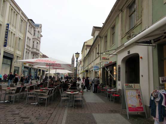 Cafe mit Essbereich mitten auf der Straße