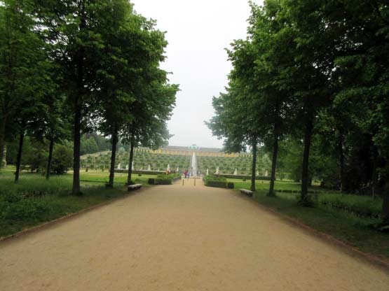 Schloss und Fontäne tauchen auf.