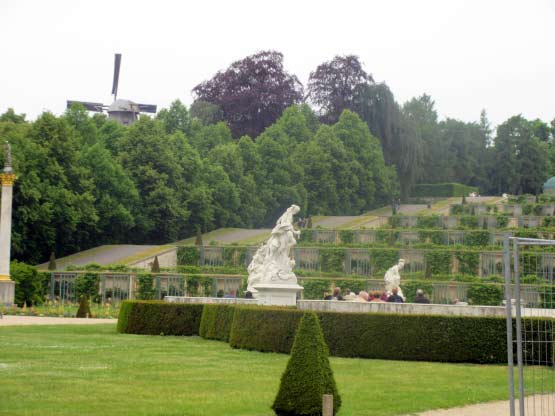 Statuen, Weinterrassen und die Windmühle