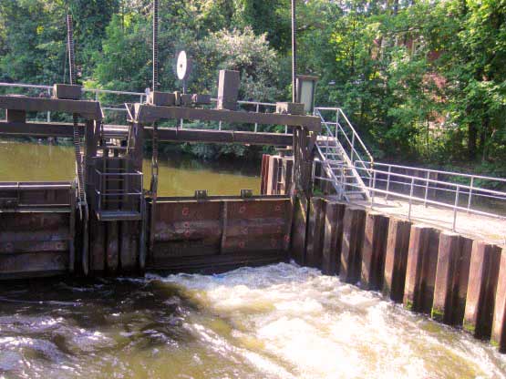 Die Schleuse Neue Mühle öffnet und schließt sich