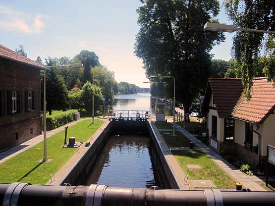 Schleuse Neue Mühle: Blick von der Brücke auf den Schleusentrog.