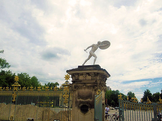 Säule am Eingangstor zum Schloss Charlottenburg