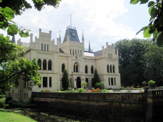 Schloss Evenburg mit Wassergraben, Leer