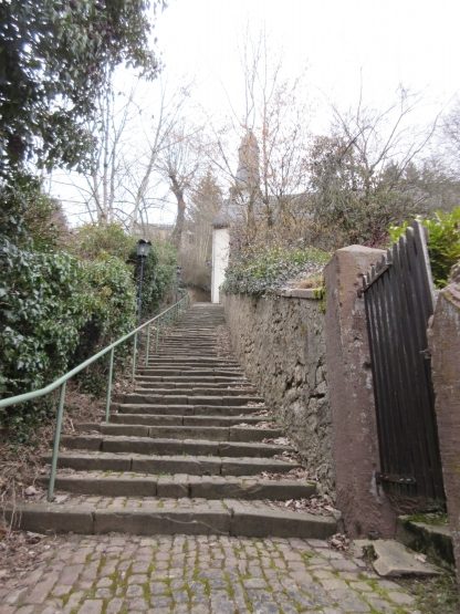 Aufstieg zu Kirche und Burg