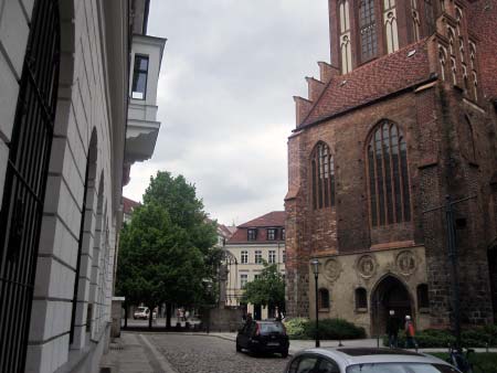 Seitlich der Kirche