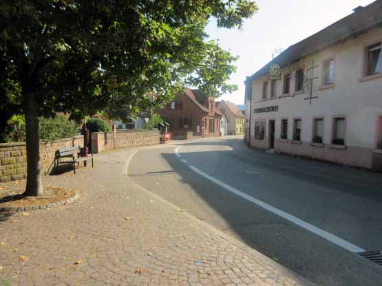 Busstation und Bäckerei