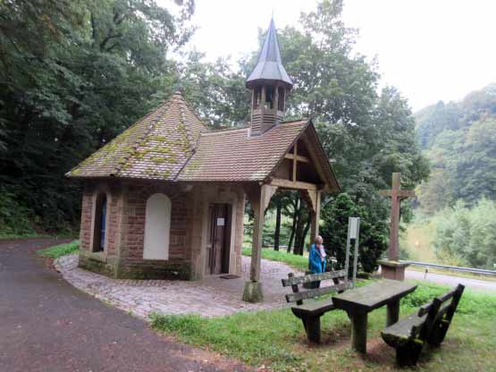 Niedliche Waldkapelle