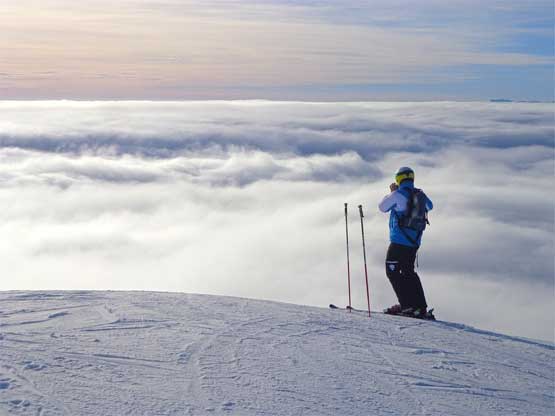 Skifahrer, Blick auf das Wolkenmeer