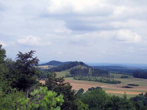 Vorne der Spitzberg, dahinter der "Alte Staffelberg"