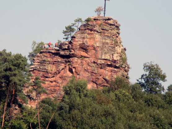 Bergsteiger beim Klettern auf dem Felsen