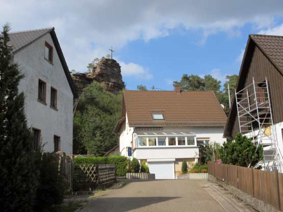 Engelmannsfelsen über dem Ort Stein