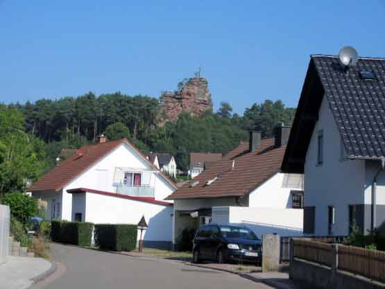 Der Engelmannsfelsen wacht über das Dorf
