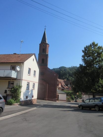 Hauptstraße und Kirche in Stein