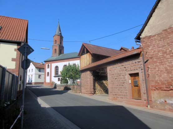 Die Hauptstraße führt scharf um die Kirche herum