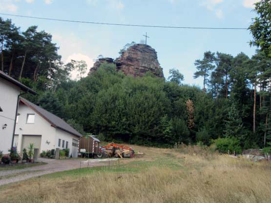Einstieg zum Rundweg um den Felsblock