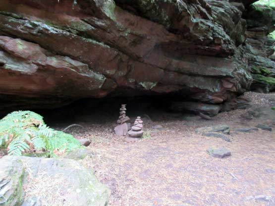 Originell: Steinmännchen in der Grotte