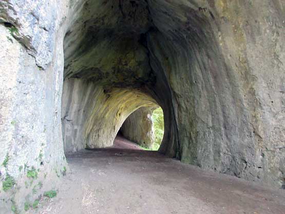 Tunnelartige Höhle mit drei Öffnungen.