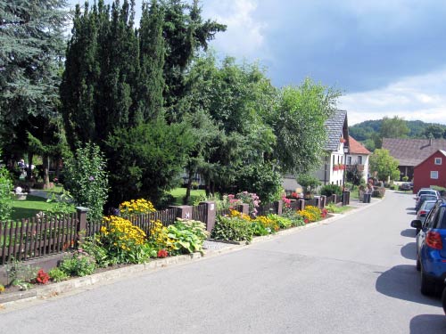 Kein Gehsteig, dafür Blumen