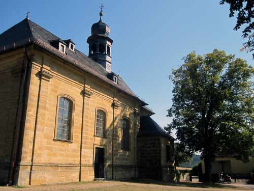 Kreuzkapelle mit kleinem Park